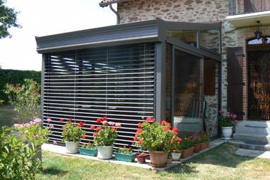  - Stores brise-soleil orientables